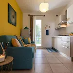 Pool-view Flat With Fenced Garden Apartment