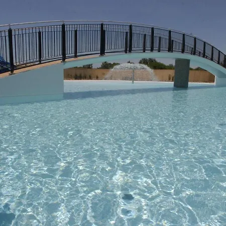 Apartment Pool-view Flat With Fenced Garden *