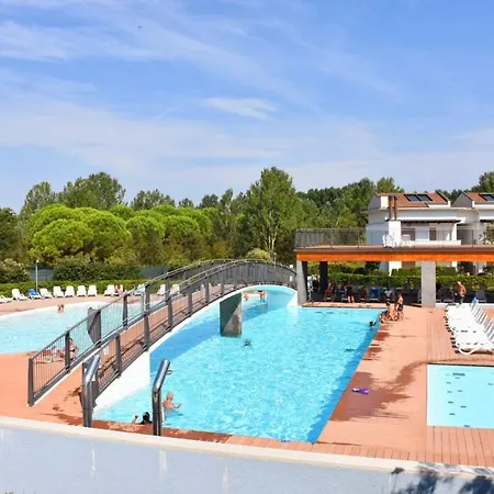 Pool-view Flat With Fenced Garden Apartment
