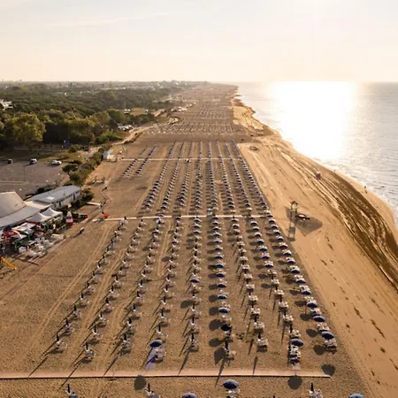 Apartament Pool-view Flat With Fenced Garden *