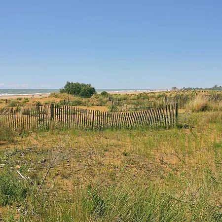 Pool-view Flat With Fenced Garden *