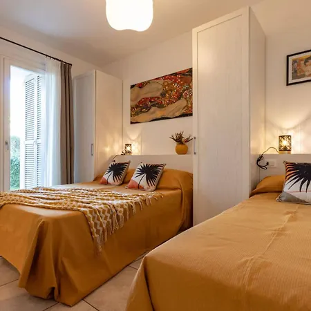 Pool-view Flat With Fenced Garden *