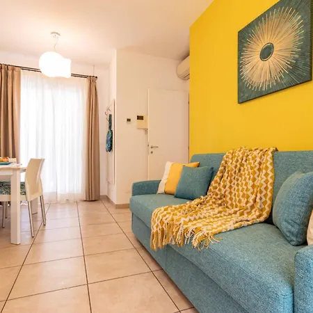 Pool-view Flat With Fenced Garden Apartman *