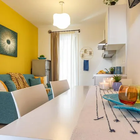 Pool-view Flat With Fenced Garden * 비비오네