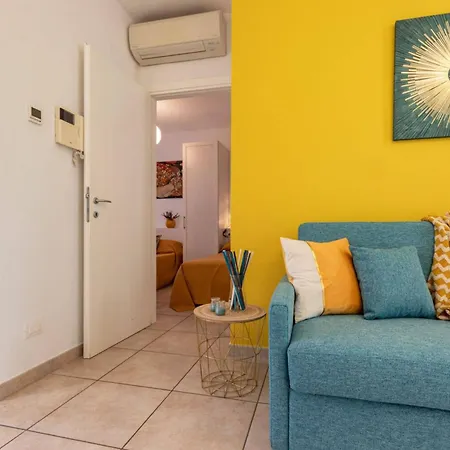 Pool-view Flat With Fenced Garden 아파트