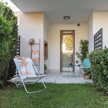 Pool-view Flat With Fenced Garden * Μπιμπιόνε
