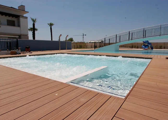 Pool-view Flat With Fenced Garden 아파트 *