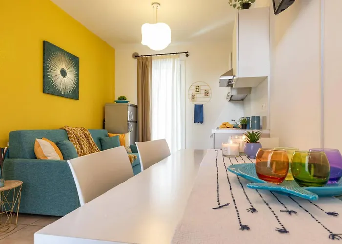 Pool-view Flat With Fenced Garden * 비비오네