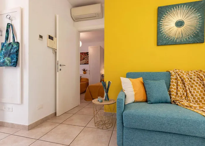 Pool-view Flat With Fenced Garden 아파트