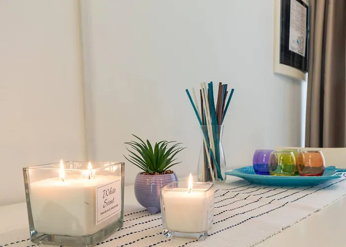 Pool-view Flat With Fenced Garden 아파트