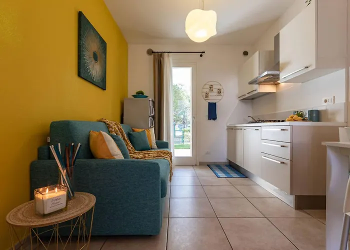 Pool-view Flat With Fenced Garden 아파트