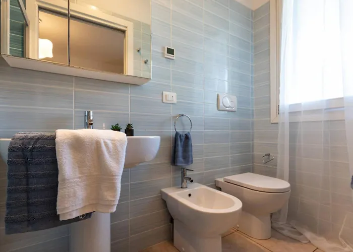 Pool-view Flat With Fenced Garden 비비오네