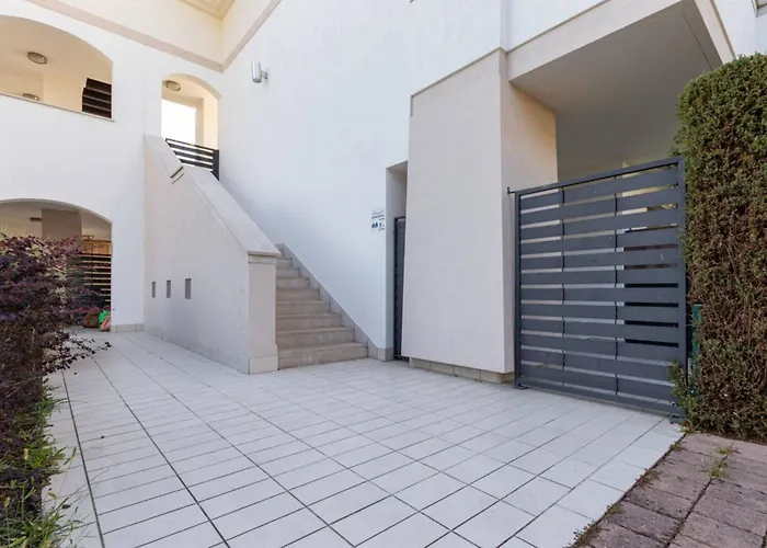 아파트 Pool-view Flat With Fenced Garden 비비오네